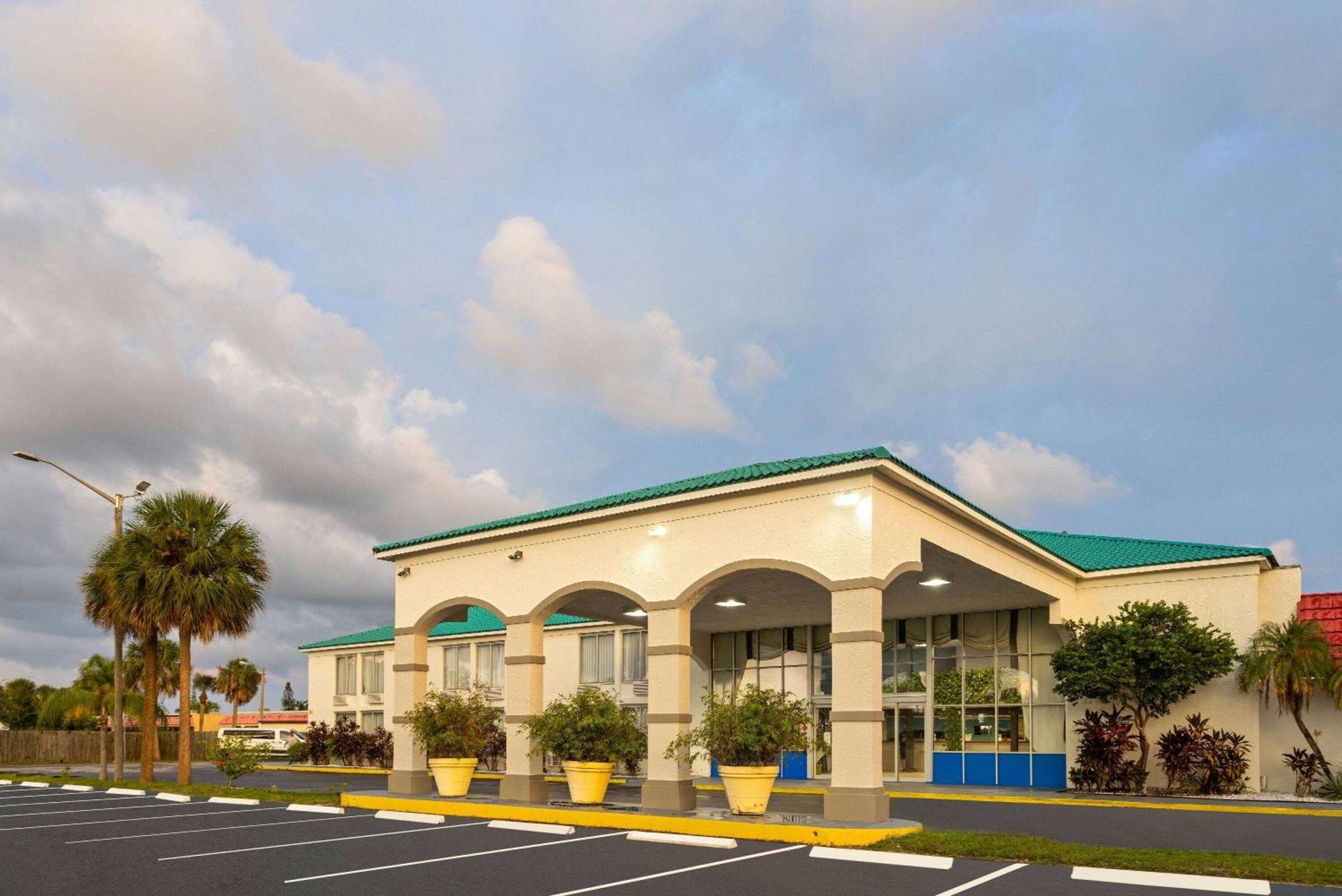 Days Inn By Wyndham Fort Pierce Midtown Exteriör bild