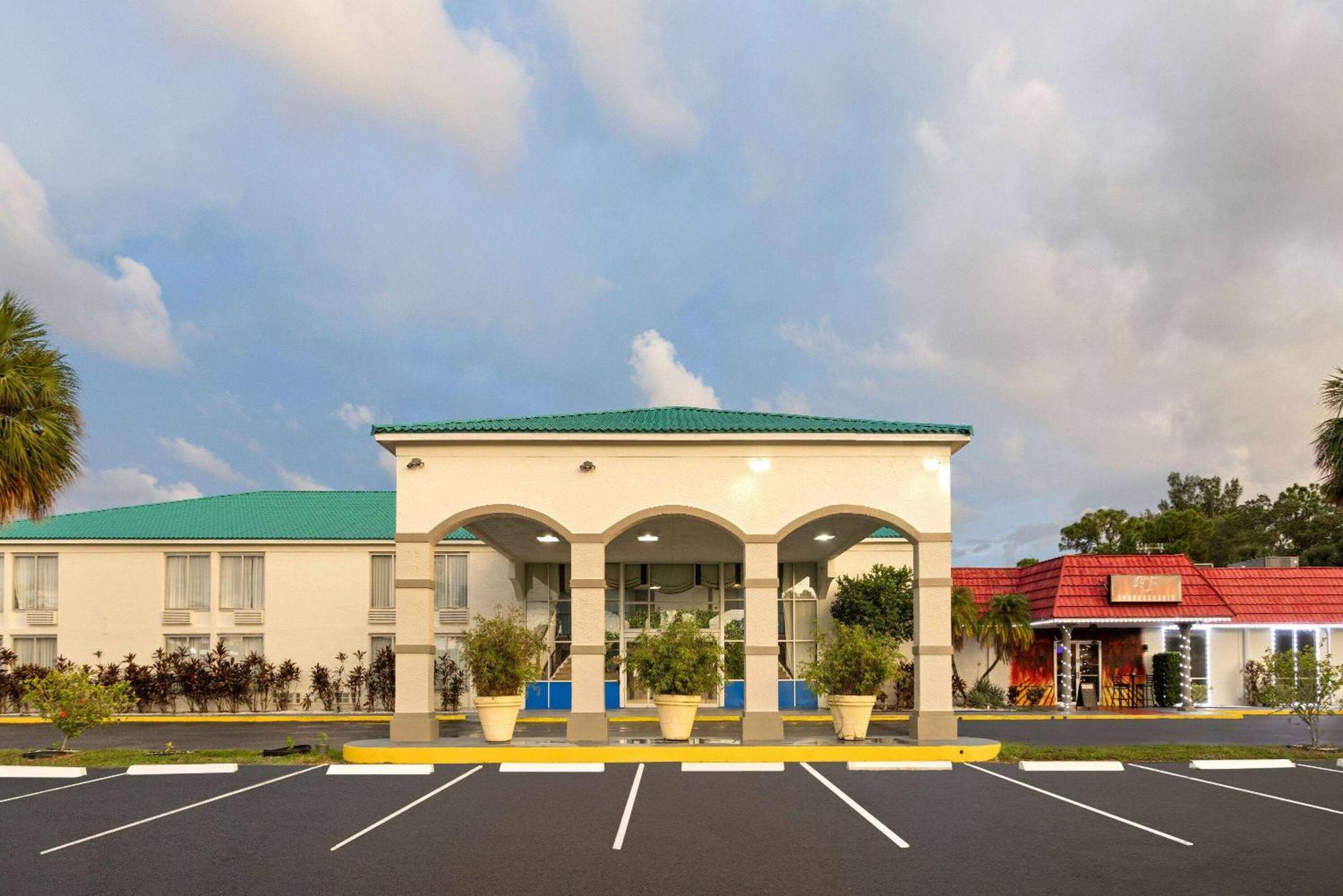 Days Inn By Wyndham Fort Pierce Midtown Exteriör bild